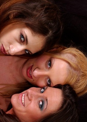 Girlshuntinggirls Alissa Ashley Kelly B Vickie Vail Hidden Dildo Sexmobi
