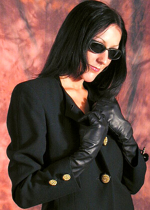 Ladiesinleathergloves Model jpg 6