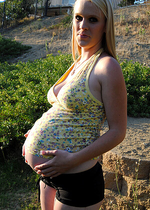 Pregnantkristi Kristi Downblouse Nipples Puasy Play