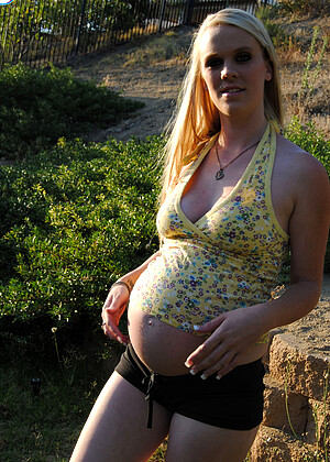 Pregnantkristi Kristi Downblouse Nipples Puasy Play
