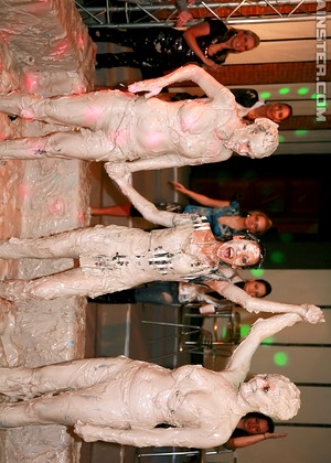 Allwetandmessy Allwetandmessy Model Admirable Catfight Mud Wrestling Fetish