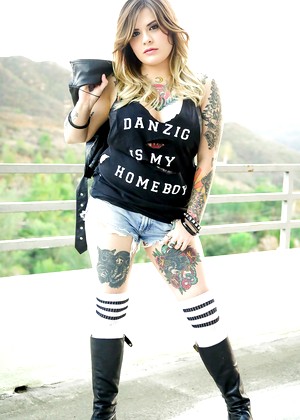 burningangel Farrah Paws pics