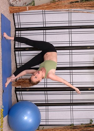Contortionist Leighlani Red Friendly Sports Mobi Video