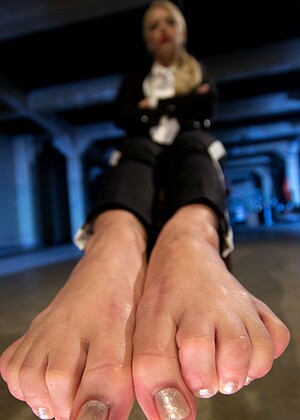 footworship Anna Morna pics