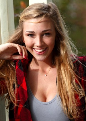 Kendra Sunderland pics