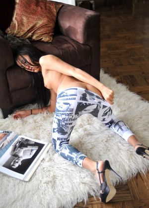 Girlfolio Amia Miley 10musumecom Yoga Pants Liking Tongues