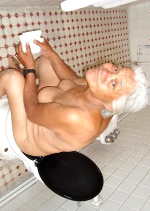 Hellogranny Model jpg 2