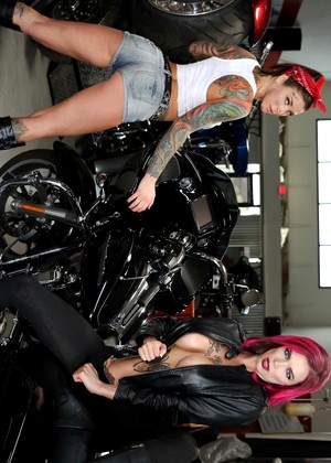 Hotandmean Anna Bell Peaks Felicity Feline Kate Lesbian Lip