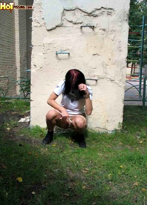 Hotpissing Hotpissing Model Introduce Outdoor Peeing Mag
