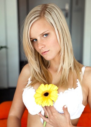 Metart Marry Queen Elegant Blonde Livefeed