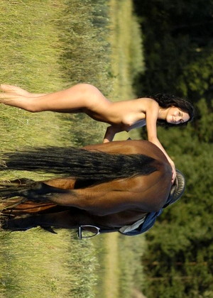 Nakedhorseriding Model jpg 4