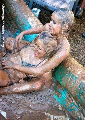 Lesbian Mud Fighting
