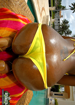 roundandbrown Roundandbrown Model pics