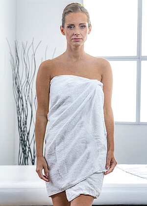 Sexyhub Kinuski Sofia Lee Service Towel Xxx Paysites