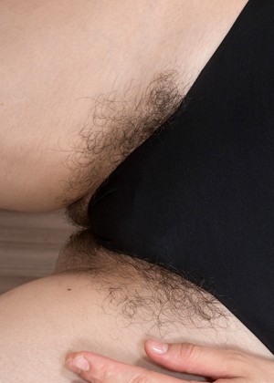 Wearehairy Ole Nina Juicy Spreading Hdpicture