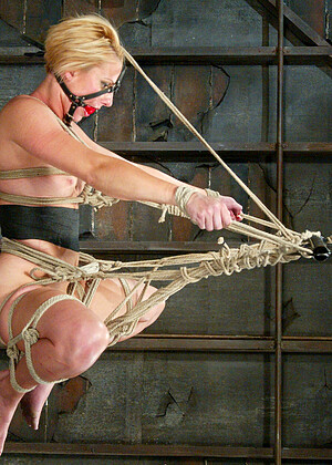 Wiredpussy Vendetta Squirt Bondage Photos