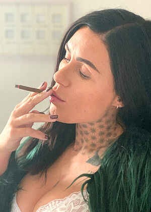 Womenwhosmoke Model pics