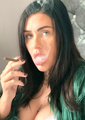 Womenwhosmoke Model jpg 8